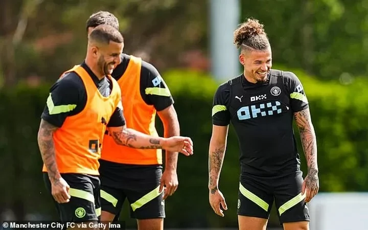 Kyle Walker và Kalvin Phillips trên sân tập