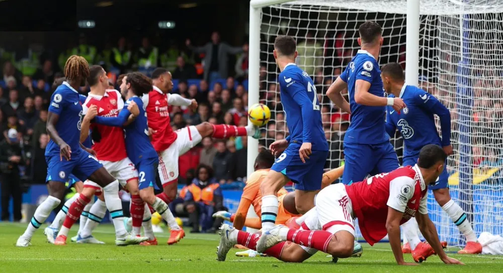 Gabriel ghi bàn đưa Arsenal trở lại ngôi đầu bảng ảnh 1