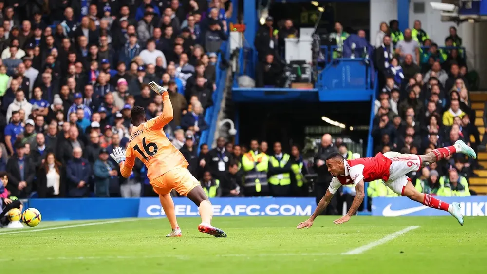 Gabriel ghi bàn đưa Arsenal trở lại ngôi đầu bảng ảnh 3