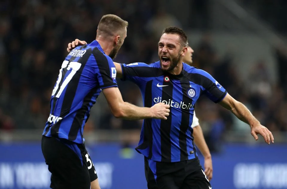 Milan Skriniar (trái) và Stefan de Vrij (phải) nhiều khả năng sẽ triển hạn với Inter