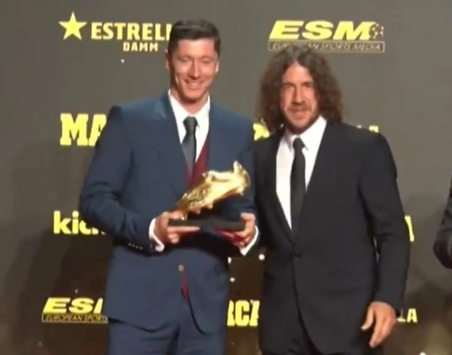 Robert Lewandowski và Carles Puyol