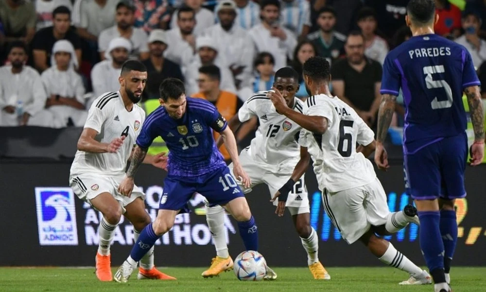 Messi đi bóng trước hàng phòng thủ UAE