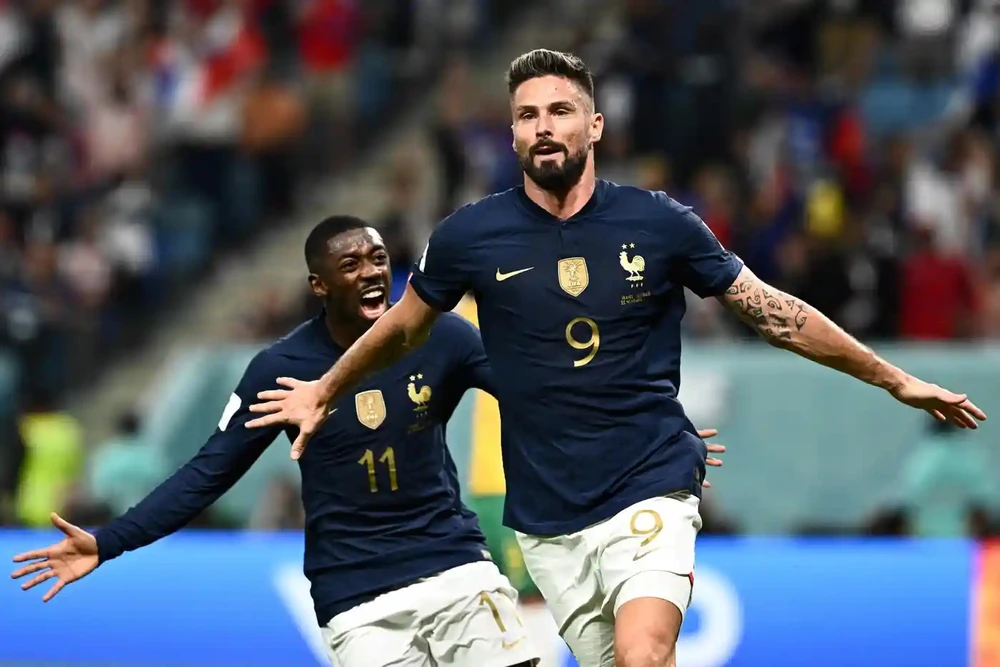 Oliver Giroud cân bằng kỷ lục của Thierry Henry