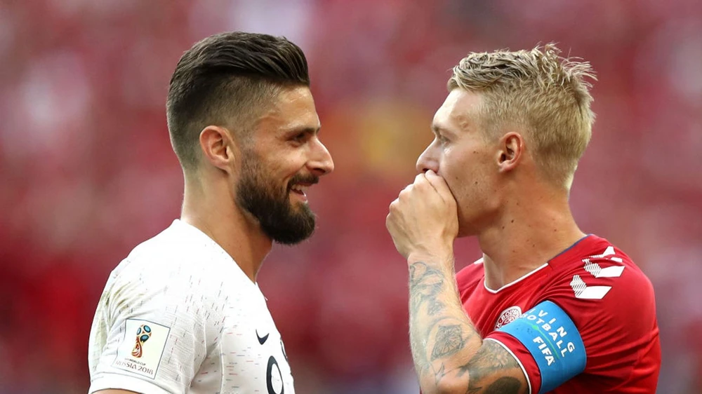 Oliver Giroud (Pháp) và Simon Kjaer (Đan Mạch)