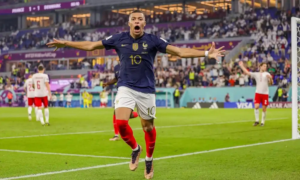 Kylian Mbappe ăn mừng bàn thắng của mình