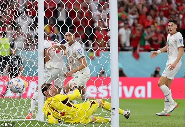 BỈ - MOROCCO 0-2: Courtois tặng quà, tuyển Bỉ ngã gục trước Hakim Ziyech ảnh 2