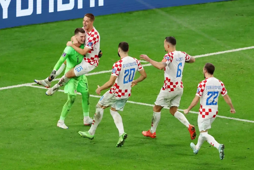 Các cầu thủ Croatia ăn mừng cùng thủ thành Livakovic