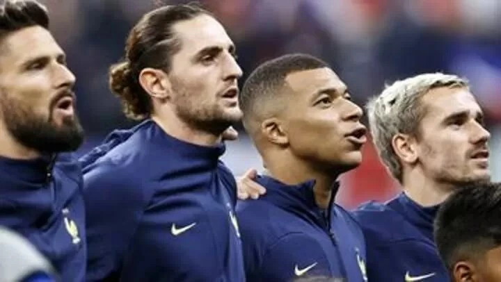 Adrien Rabiot (giữa), bên cạnh Kylioan Mbappe và Antoine Griezmann