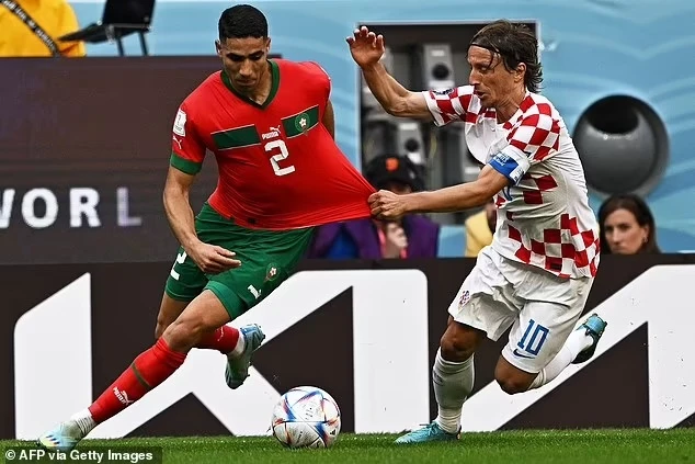 Achraf Hakimi đi bóng trước sự cản phá của Luka Modric