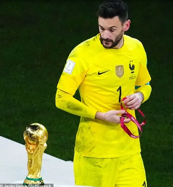 Hugto Lloris tiếc nuối khi đi ngang chiếc cúp vàng