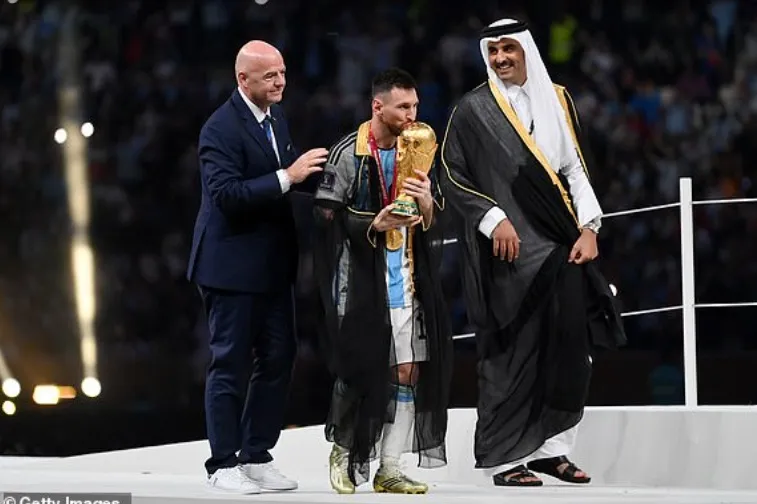 Chủ tịch FIFA trao chiếc Cúp thế giới cho Leo Messi