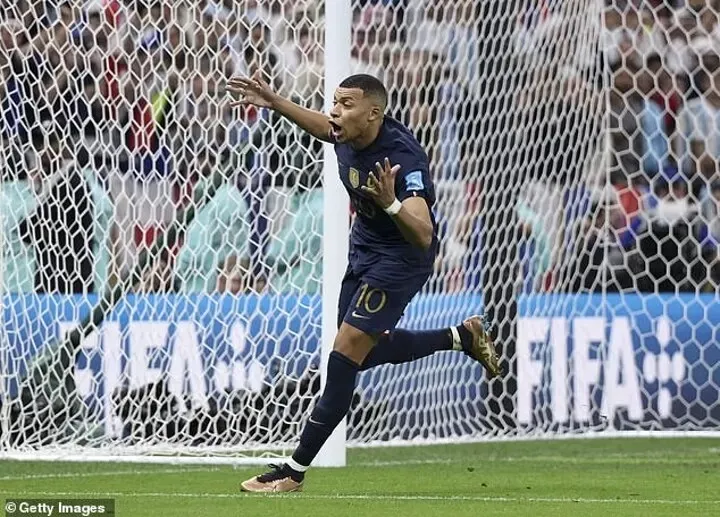 Kylian Mbappe cũng ghin bàn từ quả vô lê Kylian Mbappe cũng ghin bàn từ quả vô lê