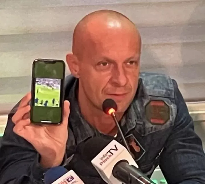 Trọng tài Szymon Marciniak đưa bằng chứng về bàn thắng của Mbappe