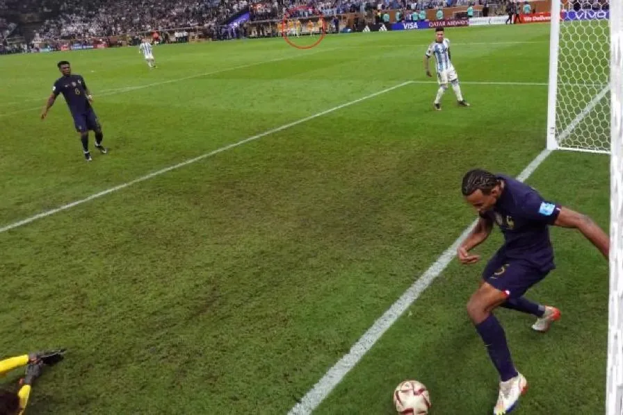 Ở một góc độ khác, dường như bóng qiua vạch cầu môn trước khi có ai đó vào sân