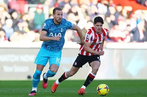 Harry Kane giúp Tottenham lội ngược dòng 