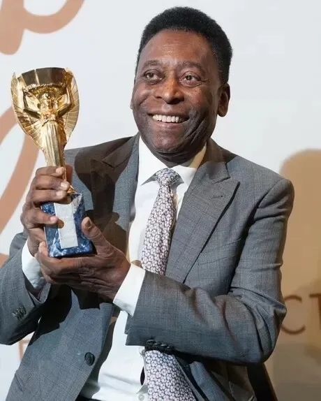 Pele với chiếc cúp Nữ thần vàng ở World Cup 1970 Pele với chiếc cúp Nữ thần vàng ở World Cup 1970