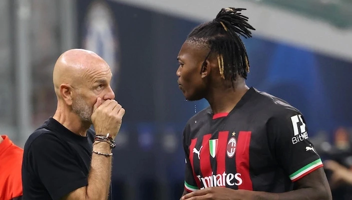 HLV Stefano Pioli và tiền đạo Rafael Leao