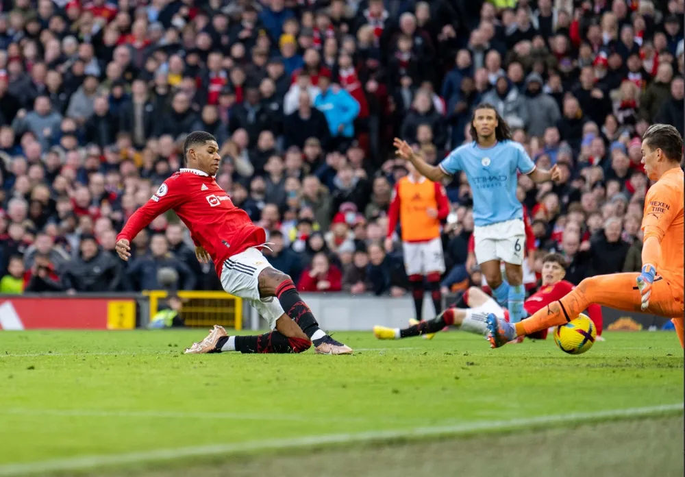 Marcus Rashford xỉa bóng qua chân thủ thành Ederson, ghi bàn ấn định tỷ số 2-1