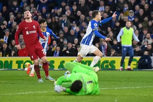 Và ăn mừng bàn thắng