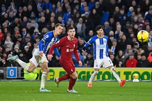 Solly March ghi bàn dễ dàng trước khung thành