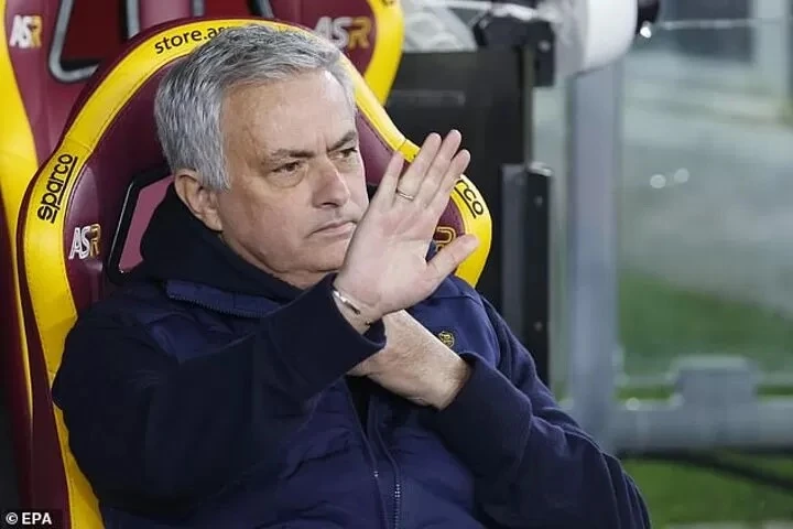 HLV Jose Mourinho trên băng huấn luyện AS Roma