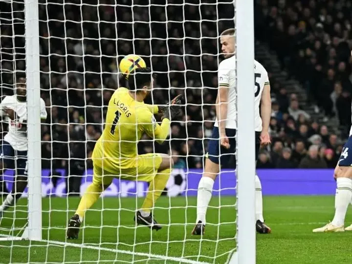 Pha đốt lưới nhà của Hugo Lloris