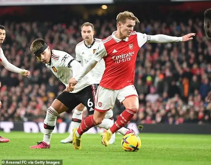 Tiền vệ Martin Odegaard đi bóng trong trận thắng Man United