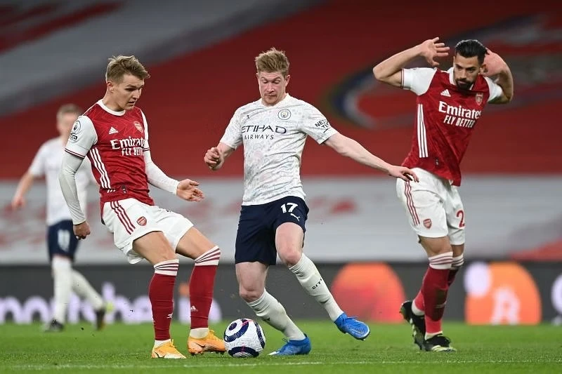 Kevin De Bruyne giữa vòng vây hậu vệ Arsenal