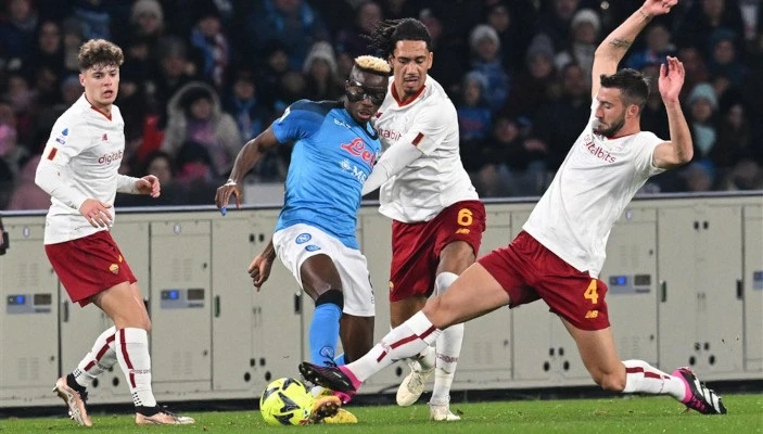 Osimhen giữa hàng phòng thủ AS Roma