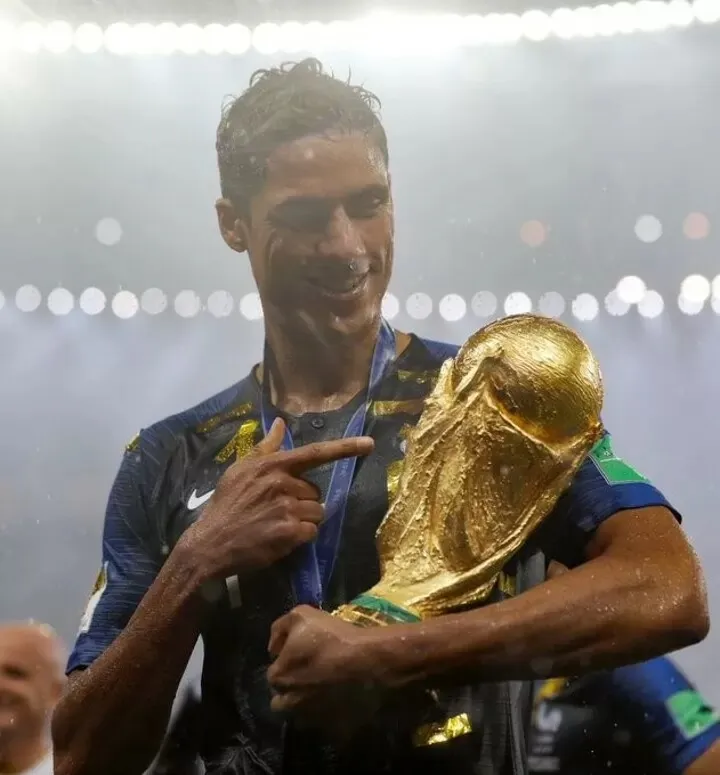 Raphael Varane với chiếc Cúp thế giới 2018