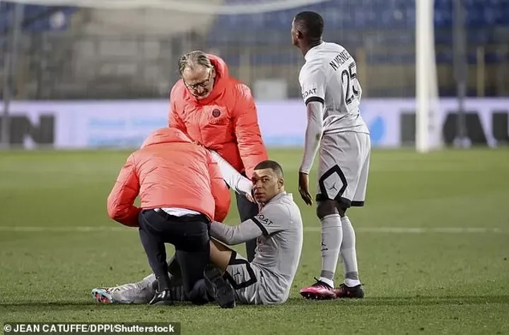 Mbappé được chăm sóc y tế và khập khiễng rời sân Mbappé được chăm sóc y tế và khập khiễng rời sân
