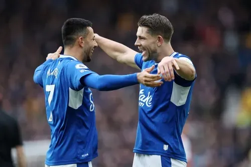 James Tarkowski (phải) ăn mừng chiến thắng