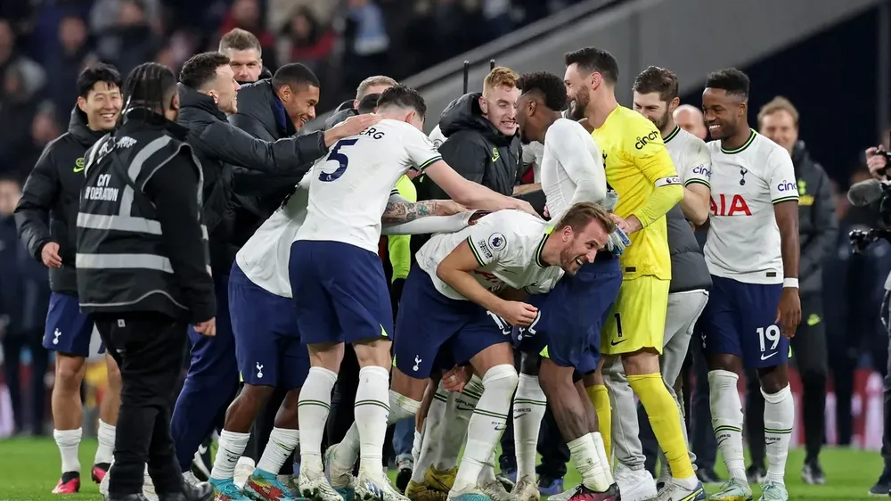 Cả đội trở lại sân để ăn mừng chiến tích của Harry Kane