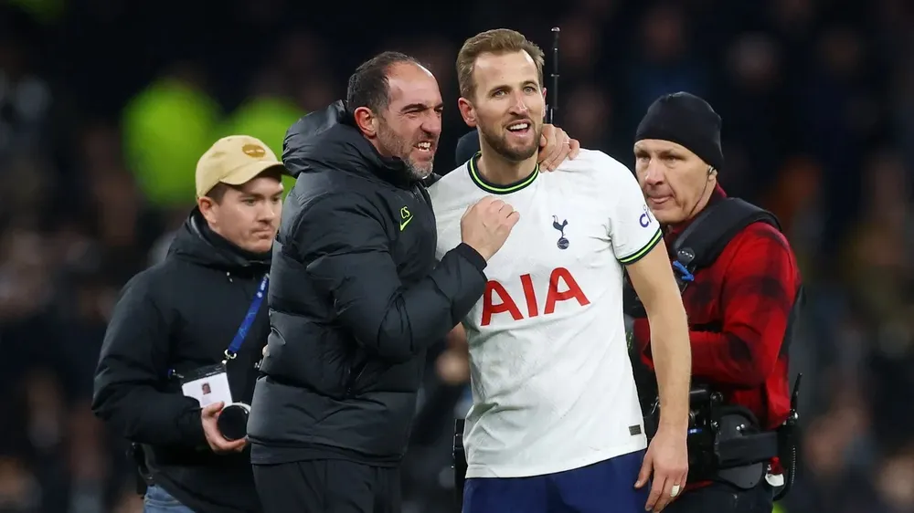 Trợ lý HLV Cristian Stellini cũng không giấu vẻ phấn khích