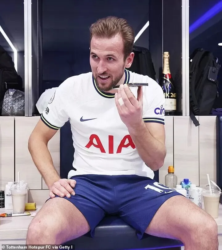 HLV Antonio Conte chúc mừng Harry Kane qua điện thoại HLV Antonio Conte chúc mừng Harry Kane qua điện thoại