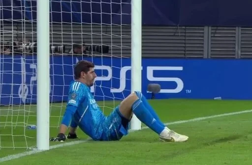 Thủ thành Thibaut Courtois chấn thượng trong lúc khời động trước trận Mallorca