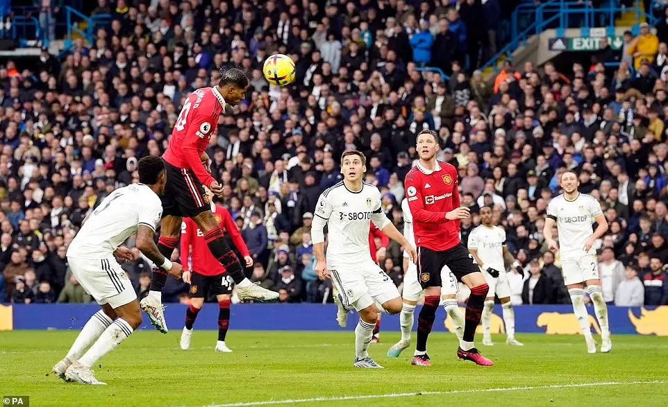 Marcus Rashford đánh đầu mở tỷ số