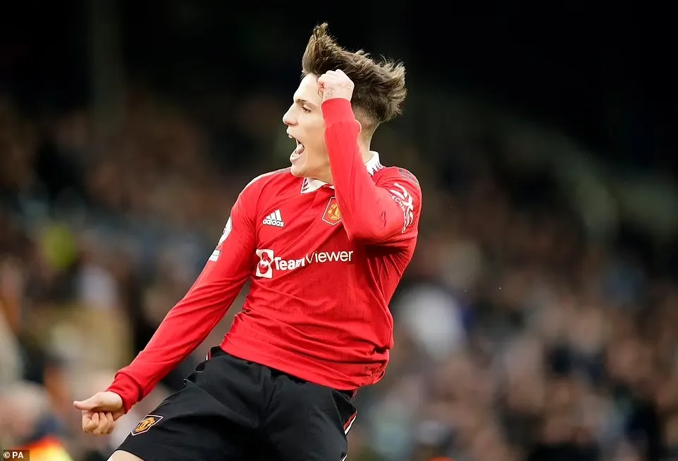 Chú nhóc Garnacho ăn mừng bàn thắng