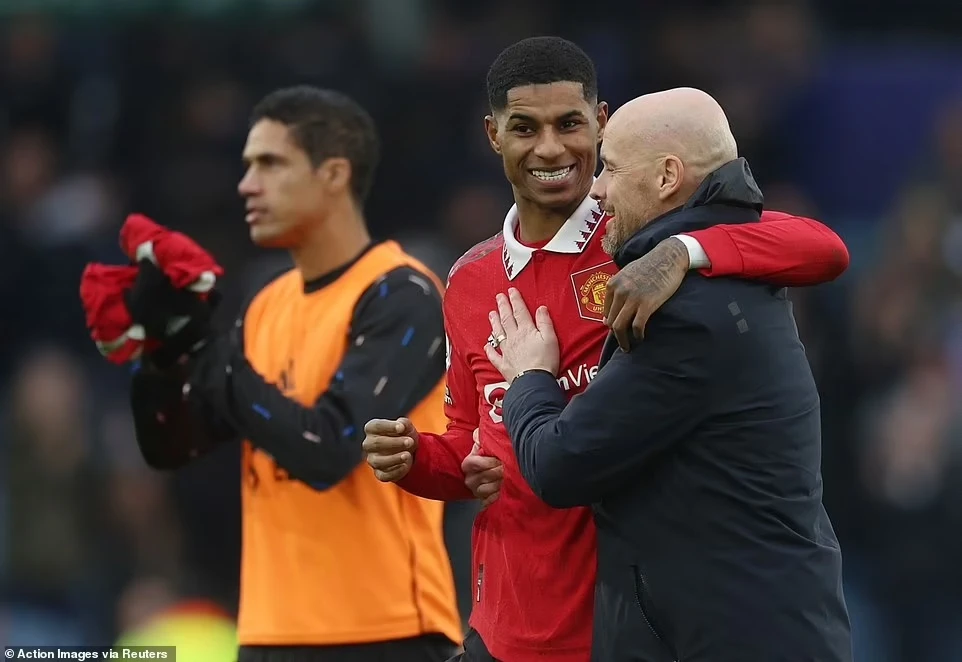 HLV Erik ten Hag và Marcus Rashford sau trận đấu