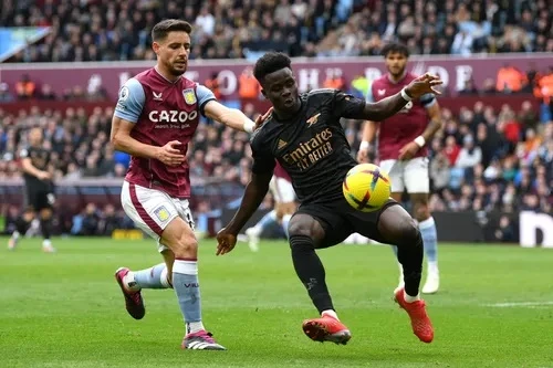 Bukayo Saka giúp Arsenal lội ngược dòng ở Villa Park