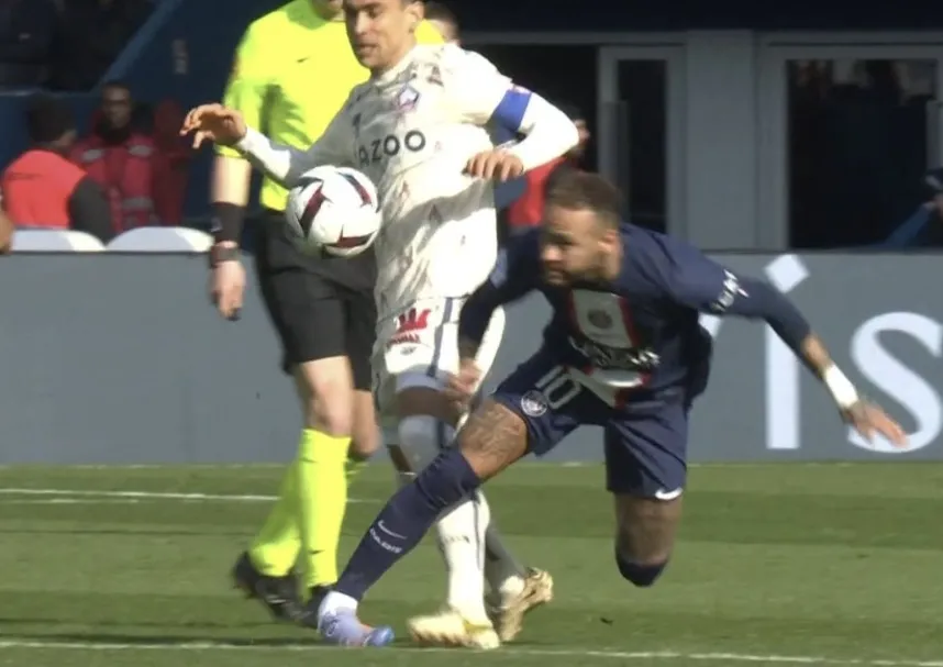 Neymar té ngã trên sân