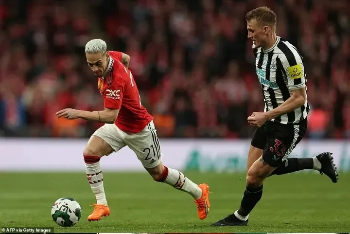 Anthony đi bóng qua hậu vệ Newcastle