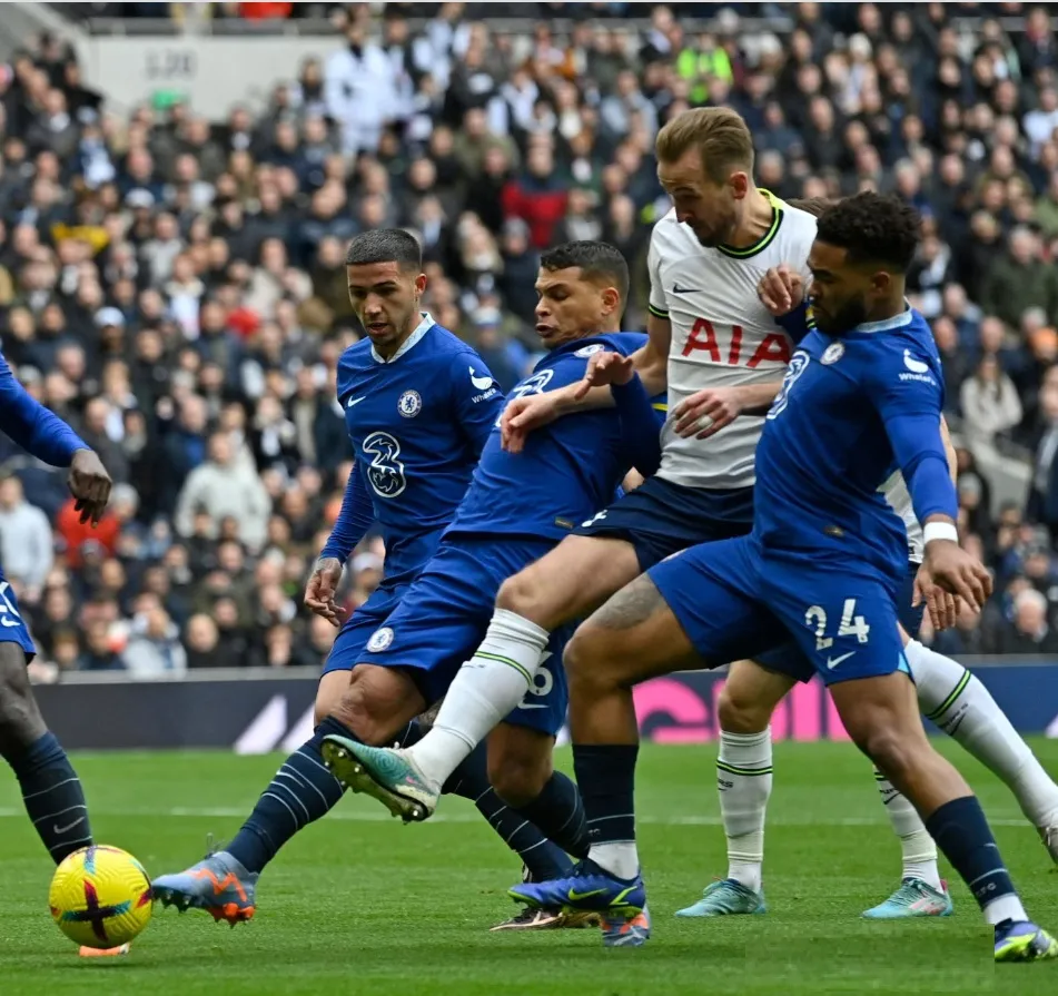 Thiago Silva cản phá được Harry Kane phút 19 nhưng dính chấn thương, phải rời sân