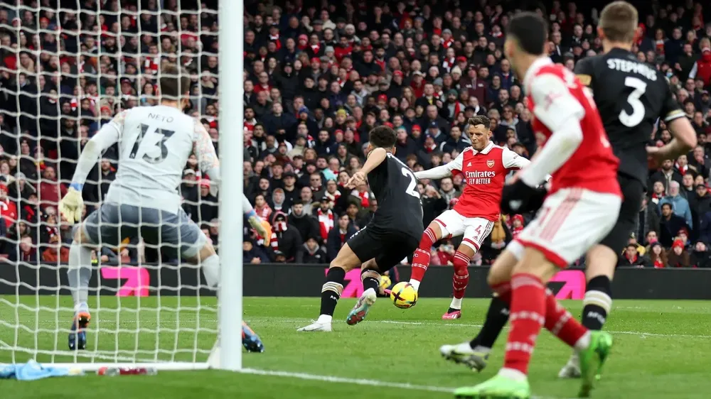 Ben White gỡ hòa 2-2 ở phút 70 Ben White gỡ hòa 2-2 ở phút 70