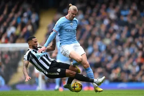 Erling Haaland đi bóng qua hậu vệ Newcastle