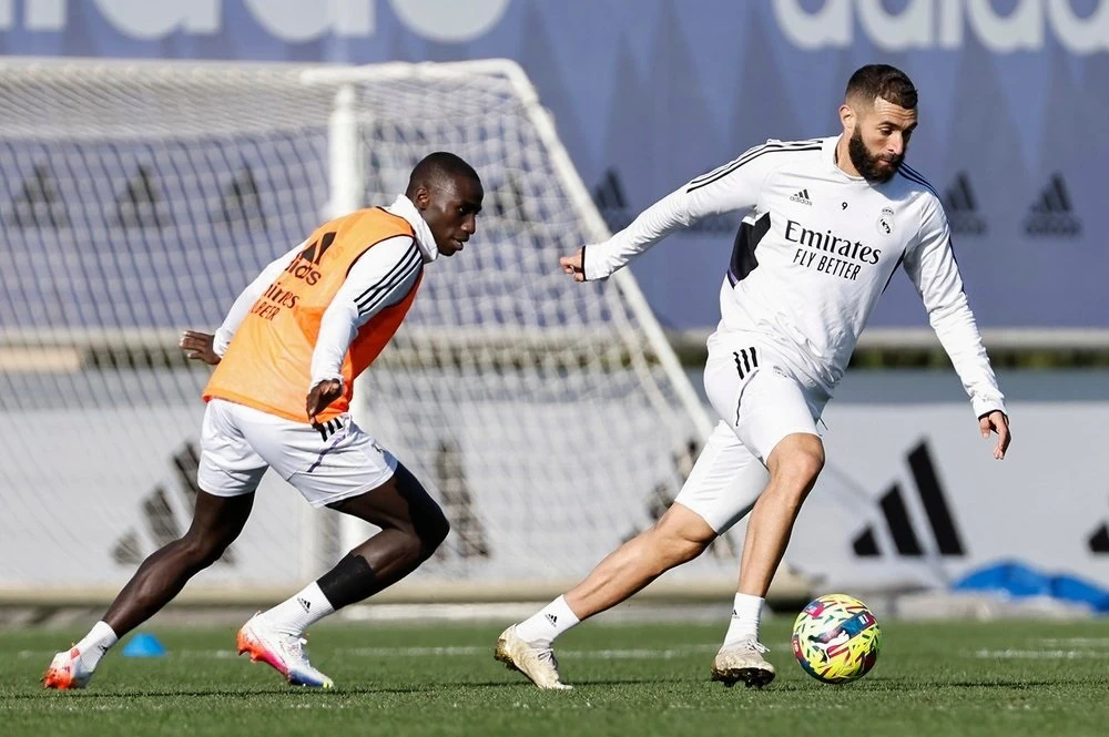 Karim Benzema (phải) đã bỏ lỡ 14 trận mùa này