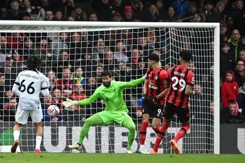 Philip Billing (29) ghi bàn dễ dàng Philip Billing (29) ghi bàn dễ dàng