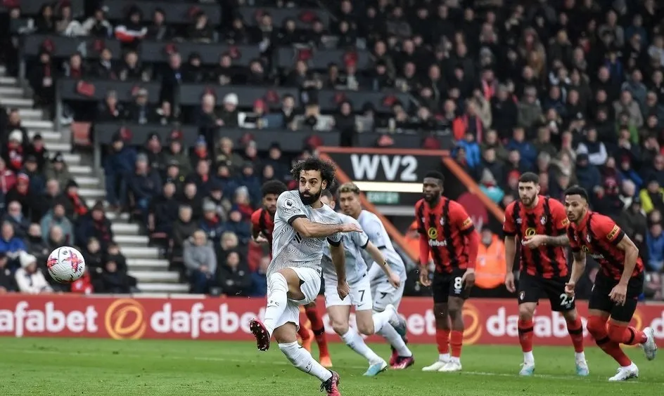 Mo Salah sút quả phạt đền lên khán đài Mo Salah sút quả phạt đền lên khán đài