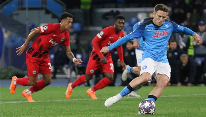  Piotr Zielinski sút thắng quả phạt đền trước Eintracht Frankfurt