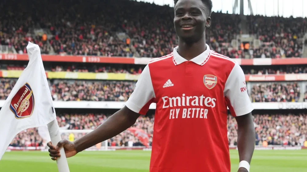 Bukayo Saka chộp lấy cờ phạt góc theo đúng kiểu huyền thoại Thierry Henry